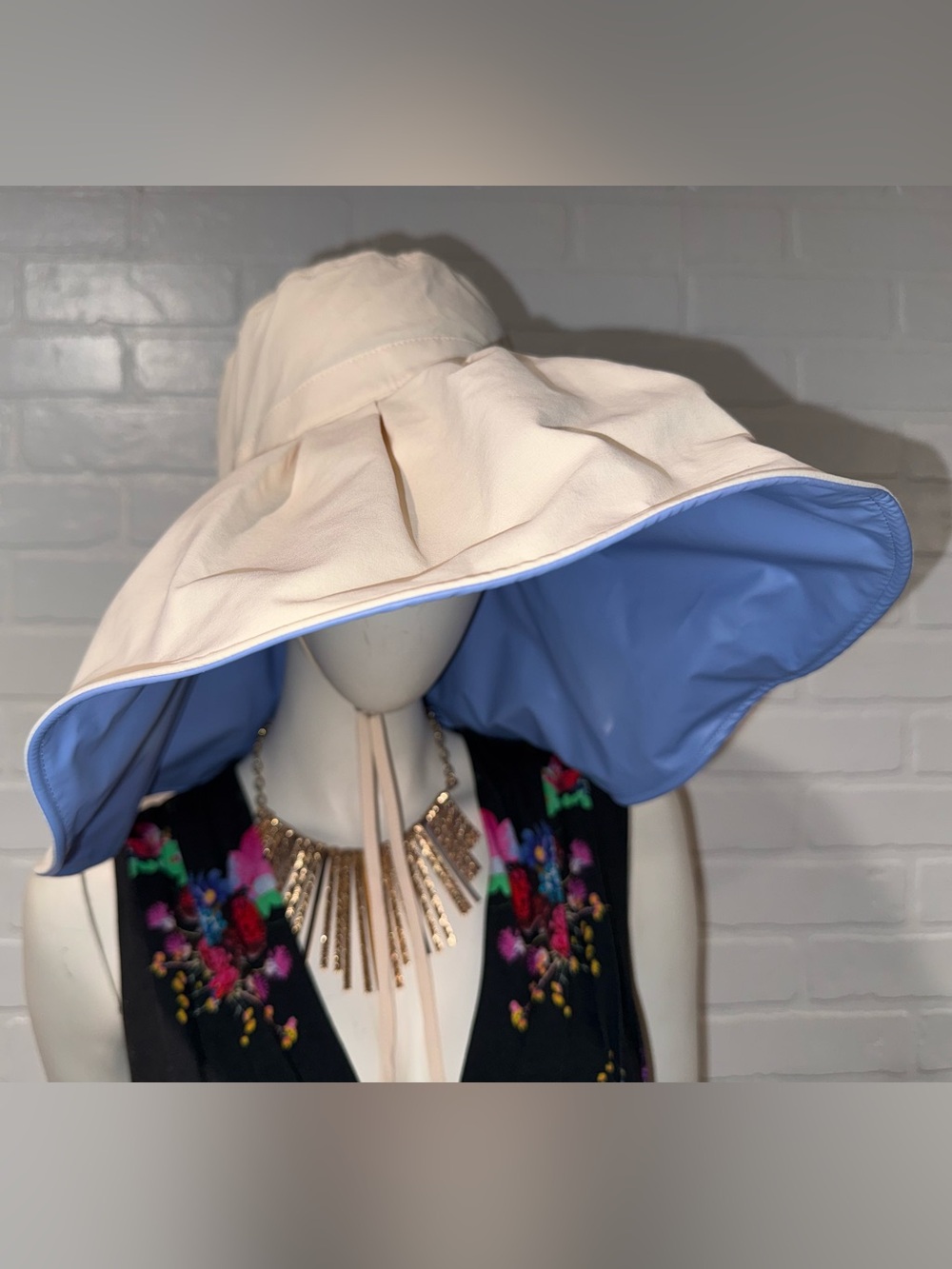 Beneunder Reversible Wide-Brim Sun Hat in Cream and Light Blue